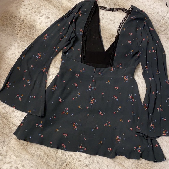 Privacy Please deep v neck open back bell long sleeves - Picture 5 of 10